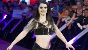 Paige ingresa al ring en un evento de WWE