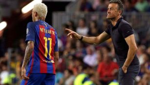 Luis Enrique da indicaciones a Neymar en juego del Barcelona