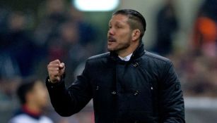 Simeone dirigiendo un partido del Atlético