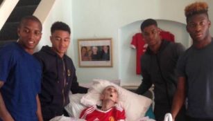 Los jugadores del Manchester United visitando a Paddy Lawler