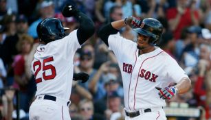 Bogaerts celebra con Bradley su home run