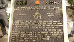 Placa conmemorativa del sismo de 1985 que sacudió a la CDMX