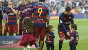 Messi y Suárez, con sus hijos en el Camp Nou