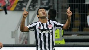 Marco Fabián celebra su gol frente al Bayer Leverkusen