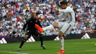 Morata controla el balón en juego del Real Madrid