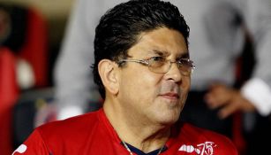 Fidel Kuri observando un partido de Veracruz