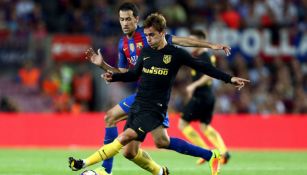 Antoine Griezmann conduce balón ante la presión de Busquets