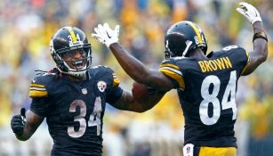 DeAngelo Williams y Antonio Brown celebran un TD