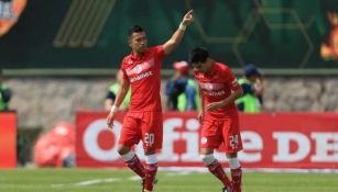 Fernando Uribe en festejo de gol levanta la mano al cielo