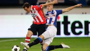 Guardado pelea el balón en el juego contra Heerenveen