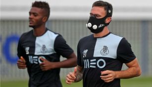 Layún utilizando una máscara en el entrenamiento del Porto