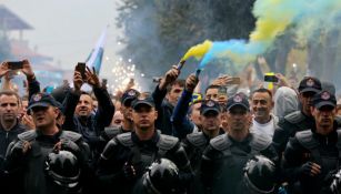 La policía custodia la llegada de aficionados de Kosovo al estadio donde su selección jugó frente a Croacia