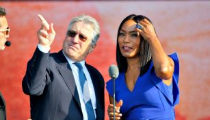 Robert De Niro junto a Angela Bassett en una ceremonia