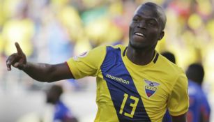 Enner Valencia durante un partido con Ecuador