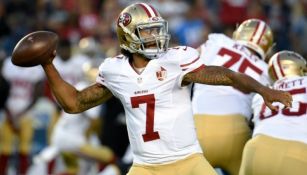 Colin Kaepernick justo antes de lanzar el pase