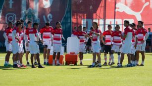 Almeyda dialoga con jugadores de Chivas en un entrenamiento