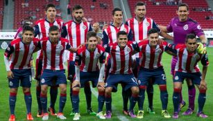 Jugadores de Chivas posan para las cámaras antes de un partido