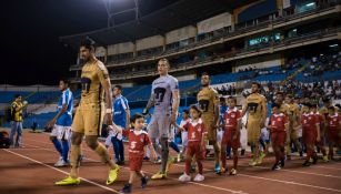 Los jugadores de Pumas saltan al campo para un duelo de Concachampions