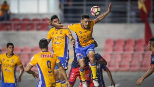 Ismael Sosa pelea un balón durante un juego frente al Plaza Amador 