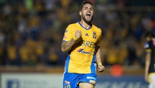 Andy Delort festeja su gol con Tigres