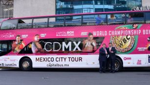 Mauricio Sulaimán y José Manuel de Alba junto al touribus del Tour Capital Box