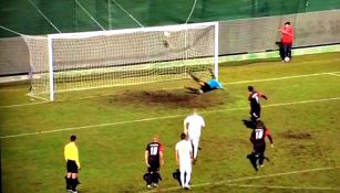 El árbitro no marca el gol a pesar de que el balón entró al arco