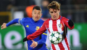 Antoine Griezmann controla el balón en juego del Atlético de Madrid 