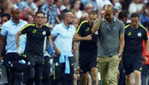 Guardiola camina junto a su banca y sus asistentes