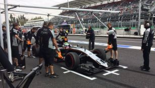 Checo Pérez es atendido en pits del AHR