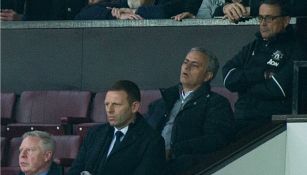 José Mourinho observa desde las gradas el juego Man Utd vs Burnley