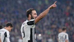 Gonzalo Higuaín festeja su anotación moderadamente