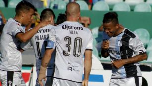 Andrés Rentería celebra con sus compañeros su anotación en el partido