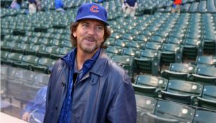 Eddie Vedder posa para una foto en Wrigley Field