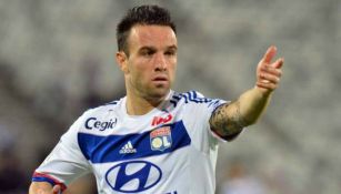 Mathieu Valbuena durante un partido con el Olympique de Lyon