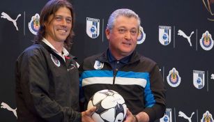 Almeyda y Vucetich posan juntos en conferencia