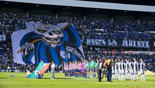 Así luce la manta en el estadio de los Gallos