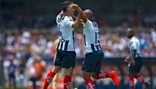 Iván Piris y Carlos Sanchez en festejo de gol