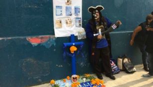 ‘El Pirata Azul', junto con su altar de muertos