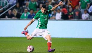 Hirving Lozano golpea el balón en el juego amistoso México vs Panamá