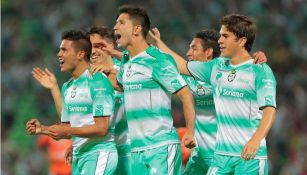 Jugadores de Santos celebran su triunfo frente a Jaguares