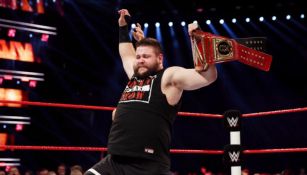 Kevin Owens festeja tras el triunfo