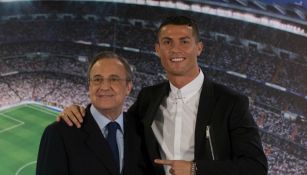 Cristiano Ronaldo junto a Florentino Pérez en el anuncio de su renovación de contrato