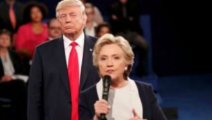 Hillary Clinton habla durante el debate frente a Donald Trump