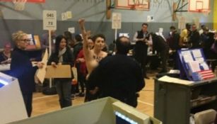 Mujer protesta en topless en un centro electoral de Nueva York