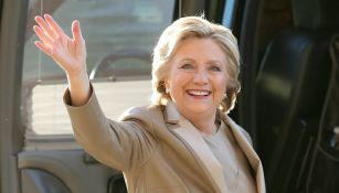 Hillary Clinton saluda durante su arribo a Nueva York