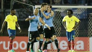 Sebastián Coates celebra con sus compañeros el segundo de Uruguay