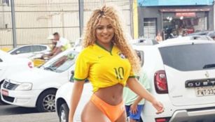 Érika Canela nueva Miss Bumbum portando la playera de Brasil