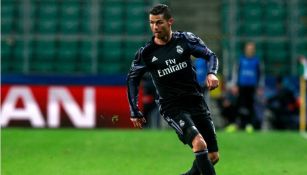 Cristiano Ronaldo controla el balón durante un encuentro