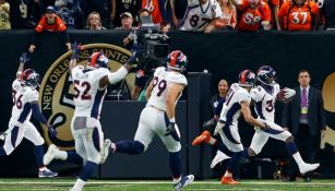 Simmons acarreando el balón hasta la zona de anotación para darle el triunfo a Denver