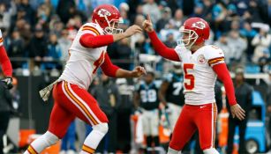 Cairo Santos celebra con un líniero ofensico de los Jefes el triunfo del equipo